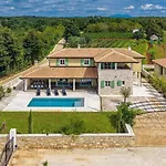Lunistra Villa Šivati
